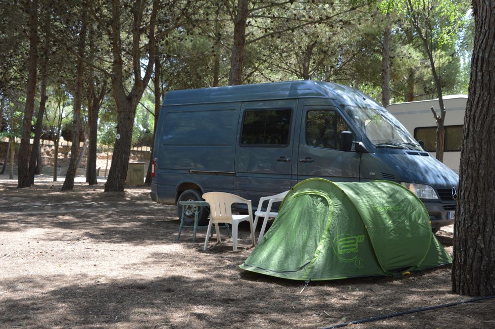 Tienda y furgoneta acampadas en Camping Nature, Cascante