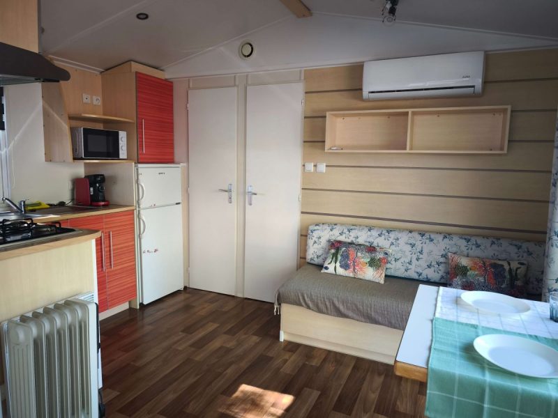interior de un bungalow del camping nature