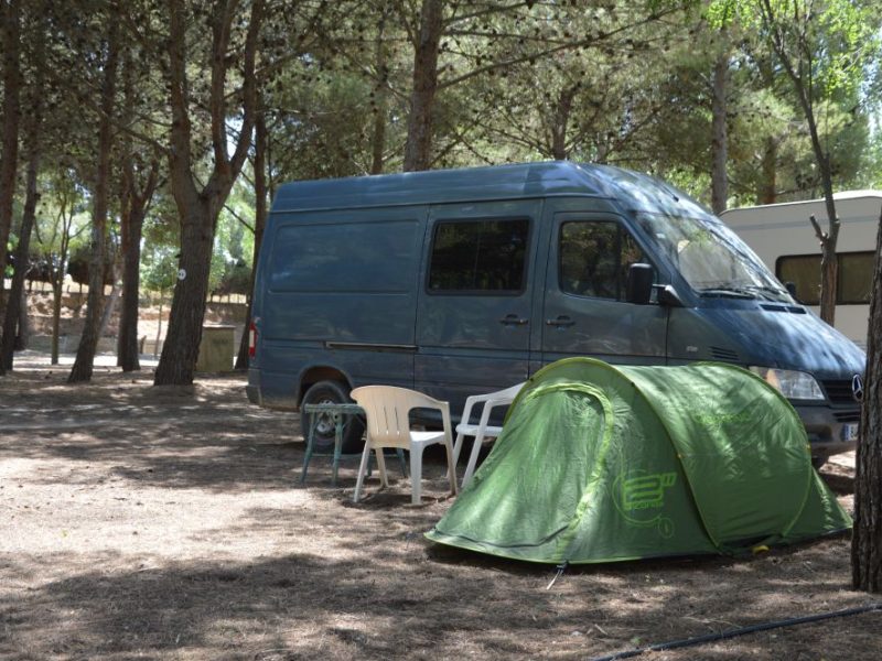 Tienda y furgoneta acampadas en Camping Nature, Cascante